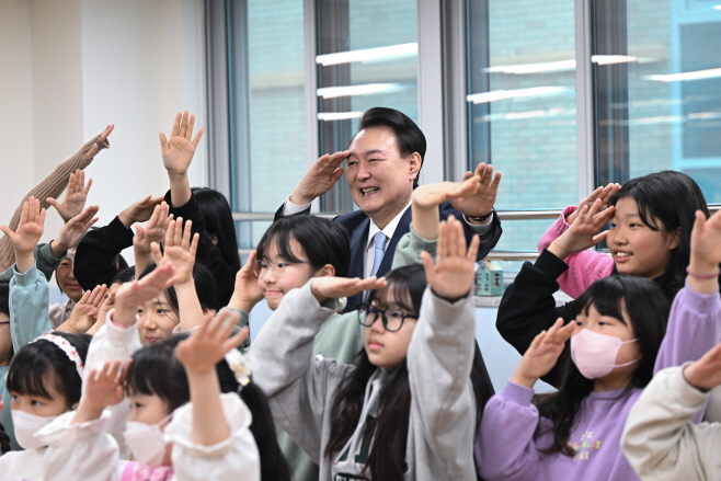 윤석열 대통령, 늘봄학교 방송댄스 참가 학생들과 함께
