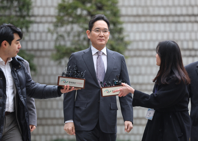 법정 향하는 이재용 회장<YONHAP NO-4369>