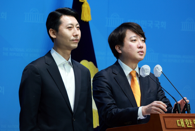 발언하는 이준석 대표