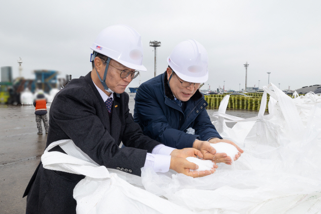 익산시-아톤산업 첫 선적분 요소 600톤 군산항 입항 1