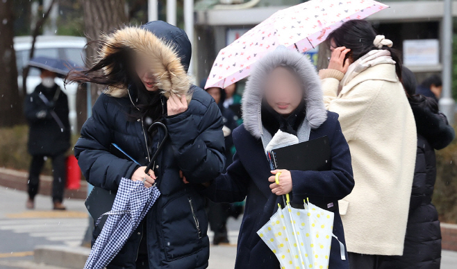 '눈비에 바람까지' 갑자기 추워진 날씨'
