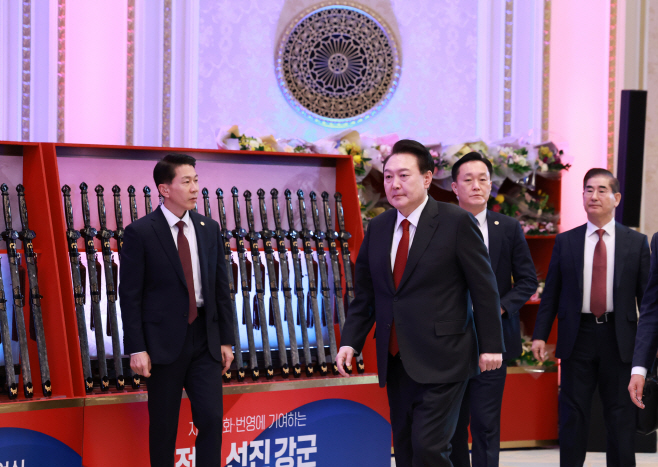 윤석열 대통령, 준장 진급자 삼정검 수여식 참석