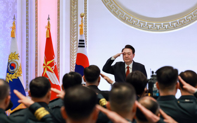 진급 장성 경례 받는 윤석열 대통령