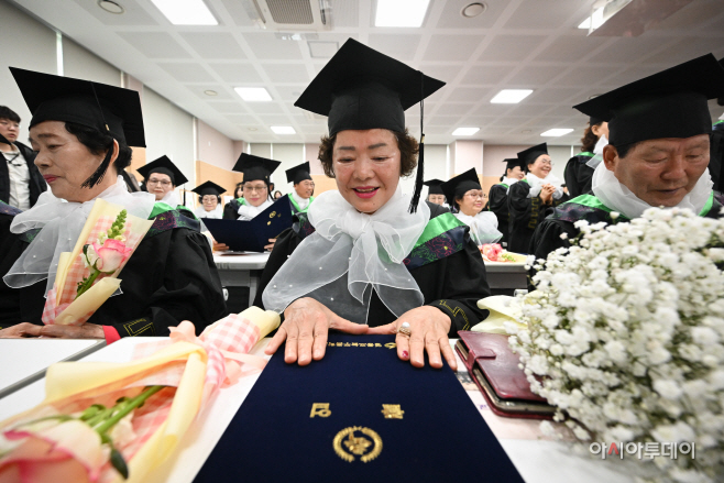 [포토] 늘푸름학교 졸업식, '감격의 졸업장'