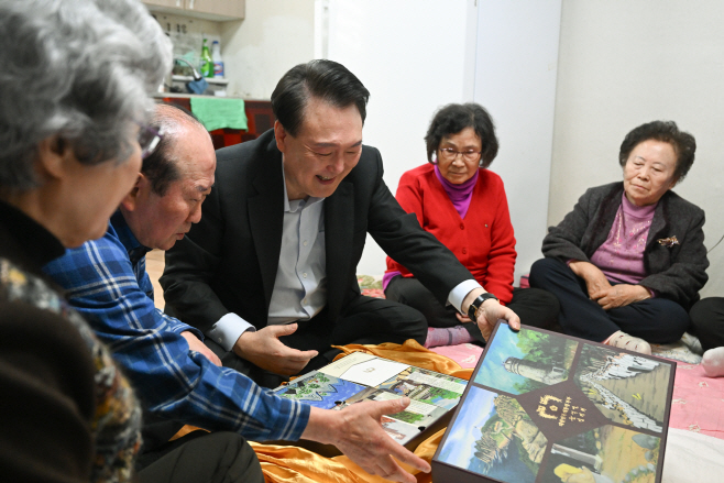 설 명절 선물 전달하는 윤석열 대통령