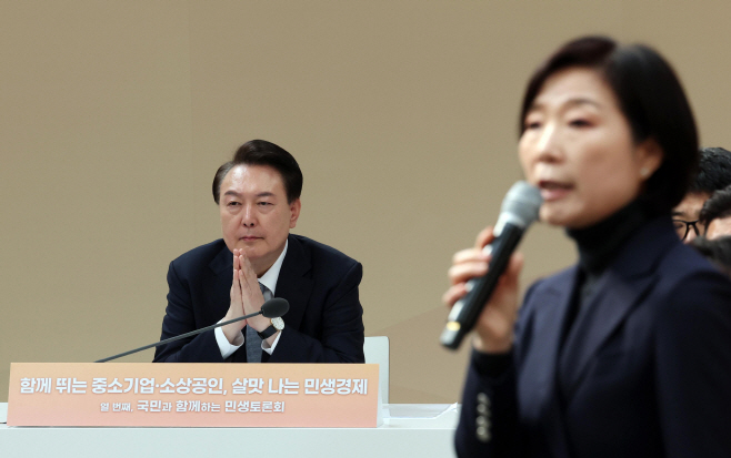 중기부 장관 주제 발표 듣는 윤석열 대통령