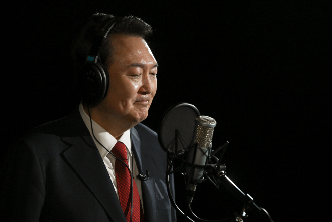 합창곡 솔로 녹음하는 윤석열 대통령
