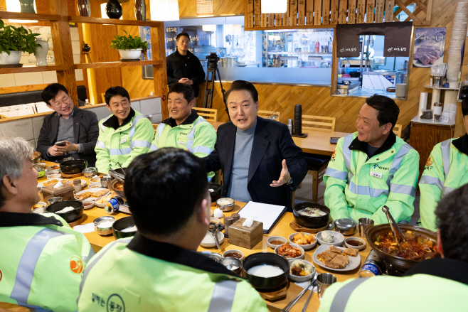 설 연휴 첫날 환경공무관들과 조찬하는 윤석열 대통령