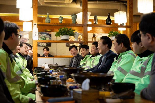 윤석열 대통령, 설 연휴 첫날 환경공무관들과 조찬