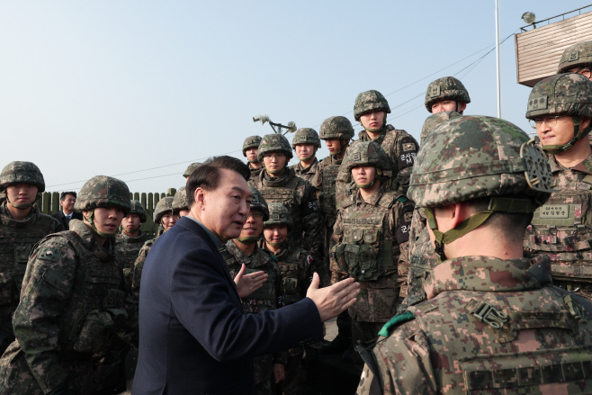 연말연시 맞아 최전방 근무 장병 격려하는 윤석열 대통령