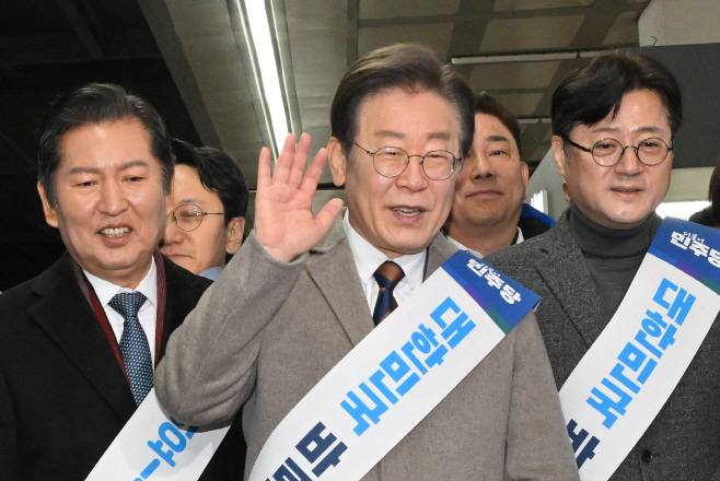 귀성인사하는 이재명 대표<YONHAP NO-2993>