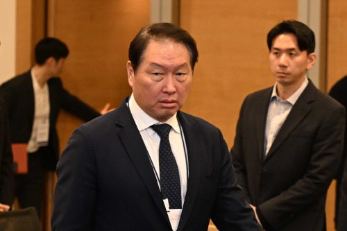 마음상자 포장 봉사 참석하는 최태원 회장<YONHAP NO-2904>