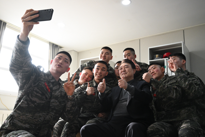 해병대원들과 사진 촬영하는 윤석열 대통령