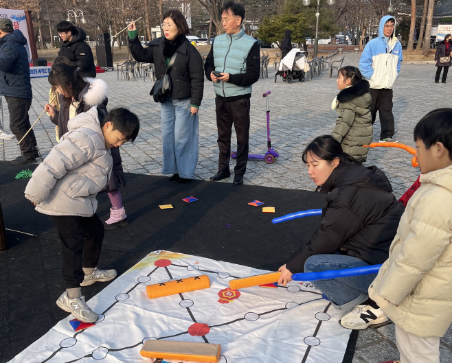 보문단지 호반광장에서 아이들이 전통놀이 체험을 하고 있다