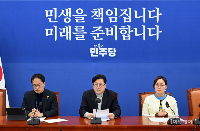 [포토] 홍익표 '설 민심은?'