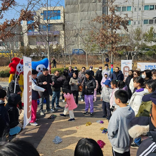 설 연휴 기간 체험 행사들을 즐기고 있는 철길 숲의 관광객/포