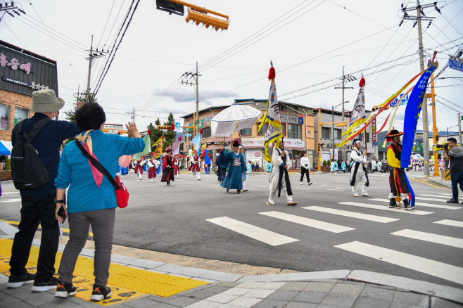 지난해 풍기인삼축제 주세붕 행차재연 행렬