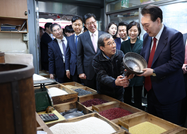 전통시장 상인과 대화하는 윤석열 대통령