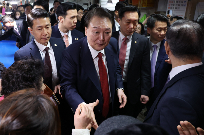 윤석열 대통령, 동래시장 상인·시민과 인사