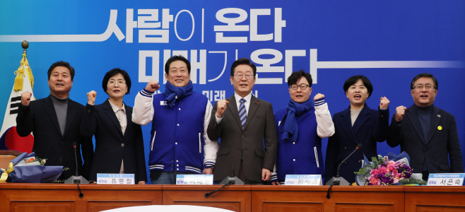 18·19호 영입 인재와 기념촬영 하는 이재명 대표