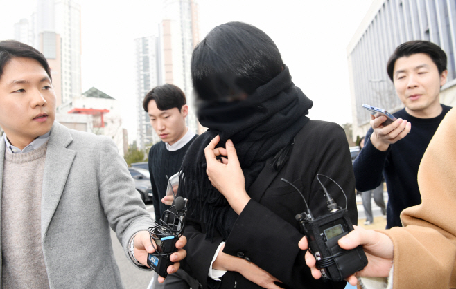 법원 나서는 '경기도 법카 의혹' 배모씨