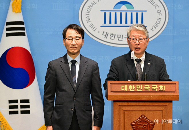 [포토] 조응천·이원욱 '제3지대 통합공관위 제안'