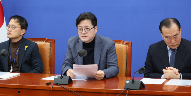 발언하는 홍익표 원내대표<YONHAP NO-3193>