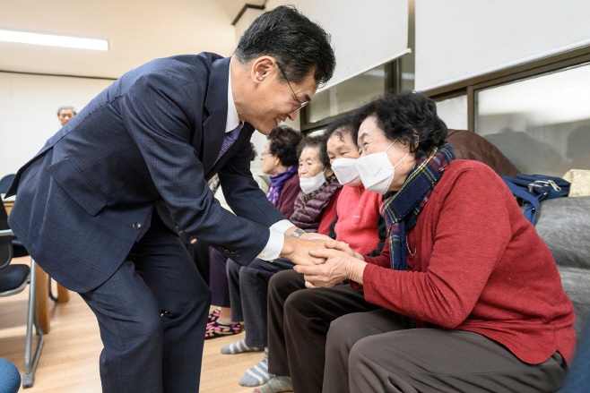 사진1)지난 설 명절을 맞아 경로당을 방문해