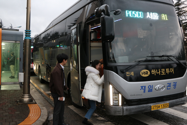 포스코 직원들의 주말 버스 탑승 모습