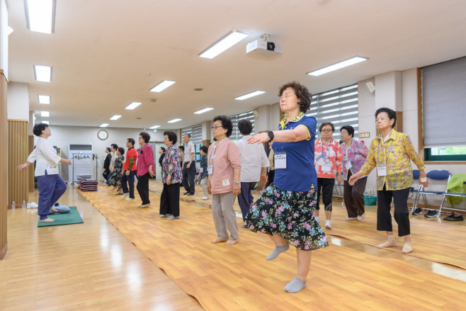 사진1) 함께 움직임 서포터즈로 신체활동 중인 지역 어르신