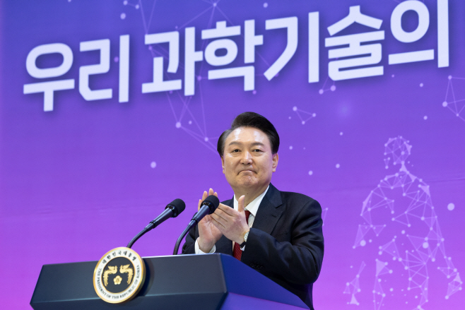 윤석열 대통령, 미래 과학자들에게 박수