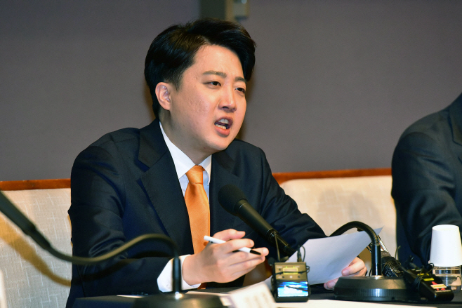 [포토] 이준석 공동대표 '상대방 악당화하는 비생산적 정치 벌어지고 있어'