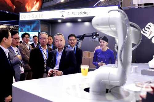 사본 -두산그룹 박정원 회장 CES2024_사진1