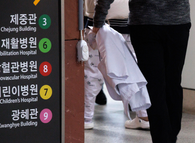 옷벗는 전공의들... 내일부터 근무 중단