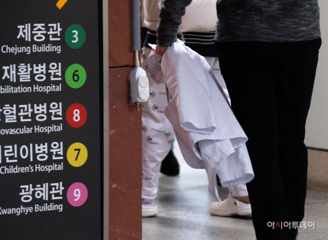 옷벗는 전공의들... 내일부터 근무 중단