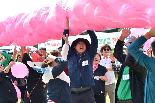 지난해 황룡강 가을꽃축제에 참여한 주민들 (2)