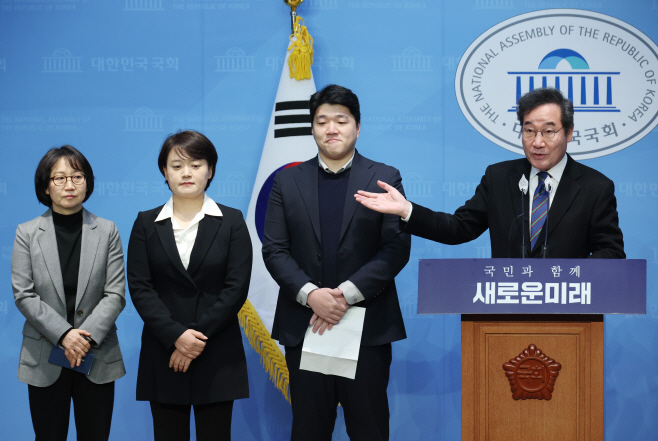 영입 인재 소개하는 이낙연 대표