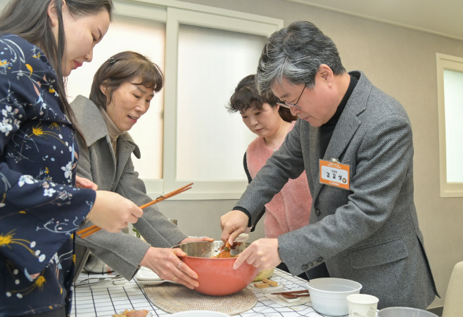 중구0225김길성중구청장이 비빔밥을 버무리고 있다