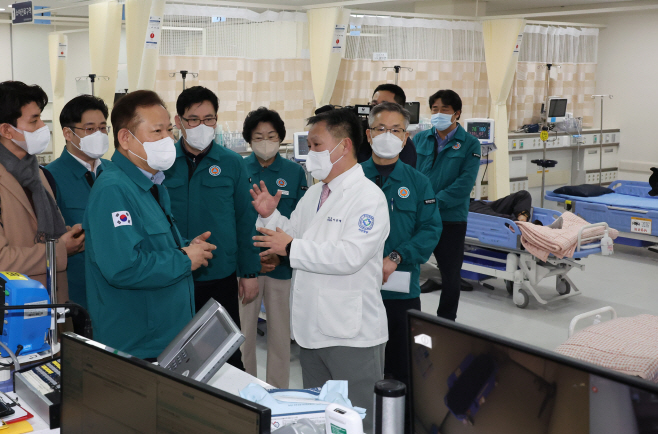 비상진료체계 점검하는 이상민 장관