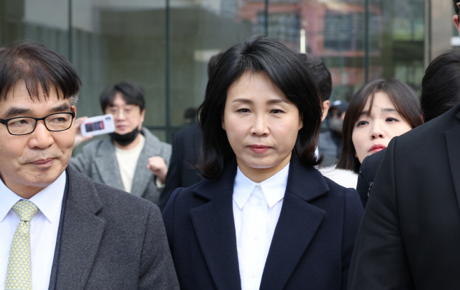 법원 빠져나가는 김혜경