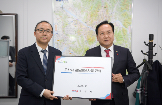 이권재 오산시장(우), 윤진환 철도국장(좌)