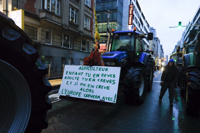 EU 집행위 본부로 모여든 벨기에 트랙터 시위대