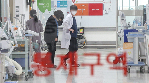 전공의 집단이탈 장기화에 지친 의료진<YONHAP NO-3136>