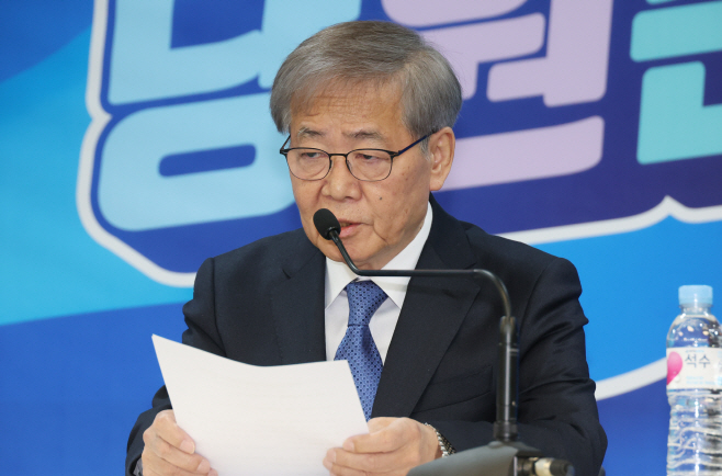 민주당 경선 심사 결과 발표<YONHAP NO-2682>