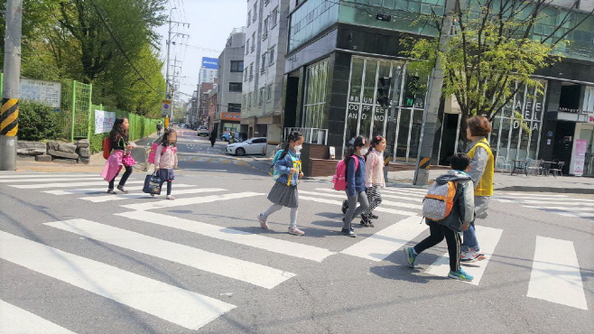 어린이 등하교 교통안전지도사 운영 모습