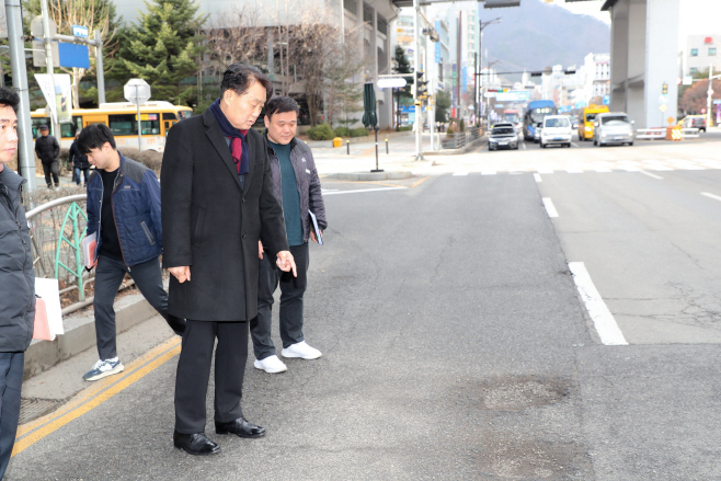 하은호군포시장_해빙기포트홀점검