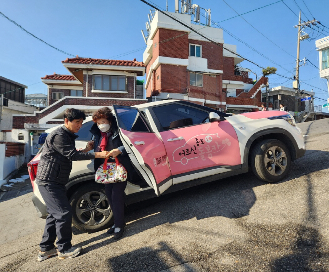 돌봄카를 이용하는 종로구민의 모습