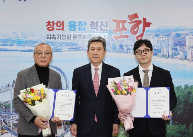 이강덕 포항시장이 차웅 포항시립교향악단 신임 지휘자(우)와