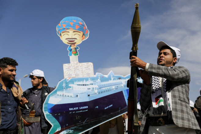 후티 반군, 나포한 화물선 그림 들고 신병 모집