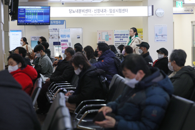 계속되는 환자들의 기다림